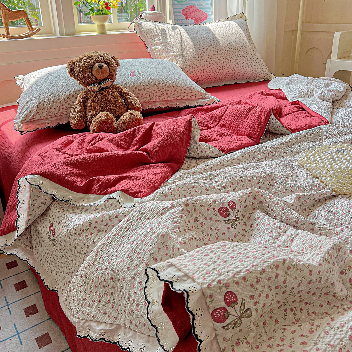 91家纺网 家纺一手货源 找家纺 梵希雅 2026新款泡芙纱纯棉蕾丝花边夏被四件套 莓系花伐