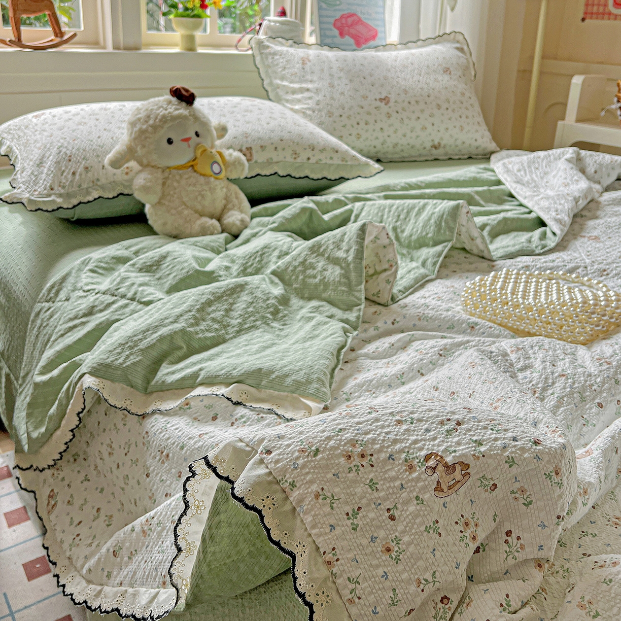 91家纺网 家纺一手货源 找家纺 梵希雅 2026新款泡芙纱纯棉蕾丝花边夏被四件套 木马小花团