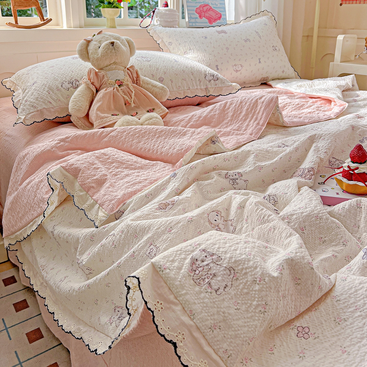 91家纺网 家纺一手货源 找家纺 梵希雅 2026新款泡芙纱纯棉蕾丝花边夏被四件套 悦悦小兔