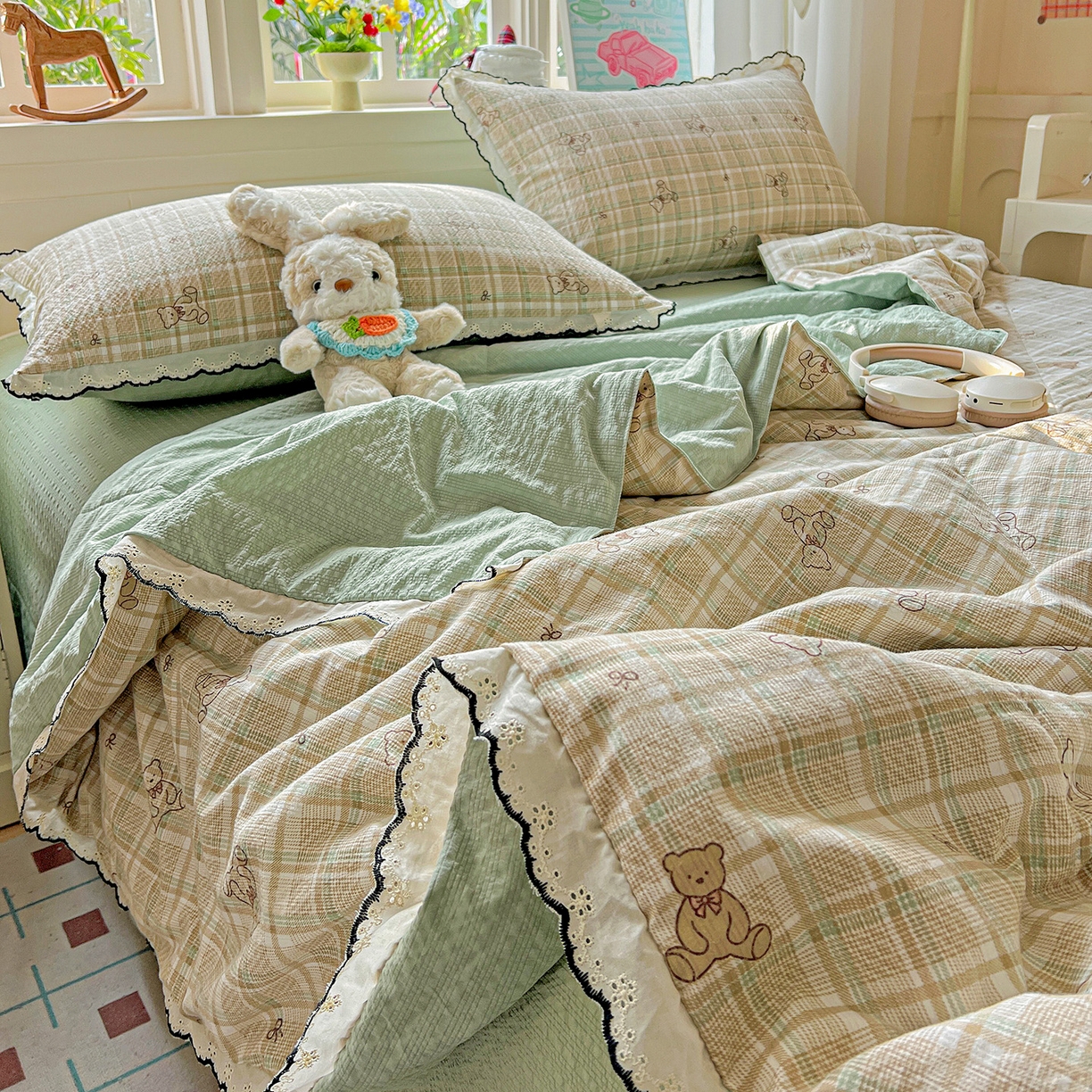 91家纺网 家纺一手货源 找家纺 梵希雅 2026新款泡芙纱纯棉蕾丝花边夏被四件套 格纹熊