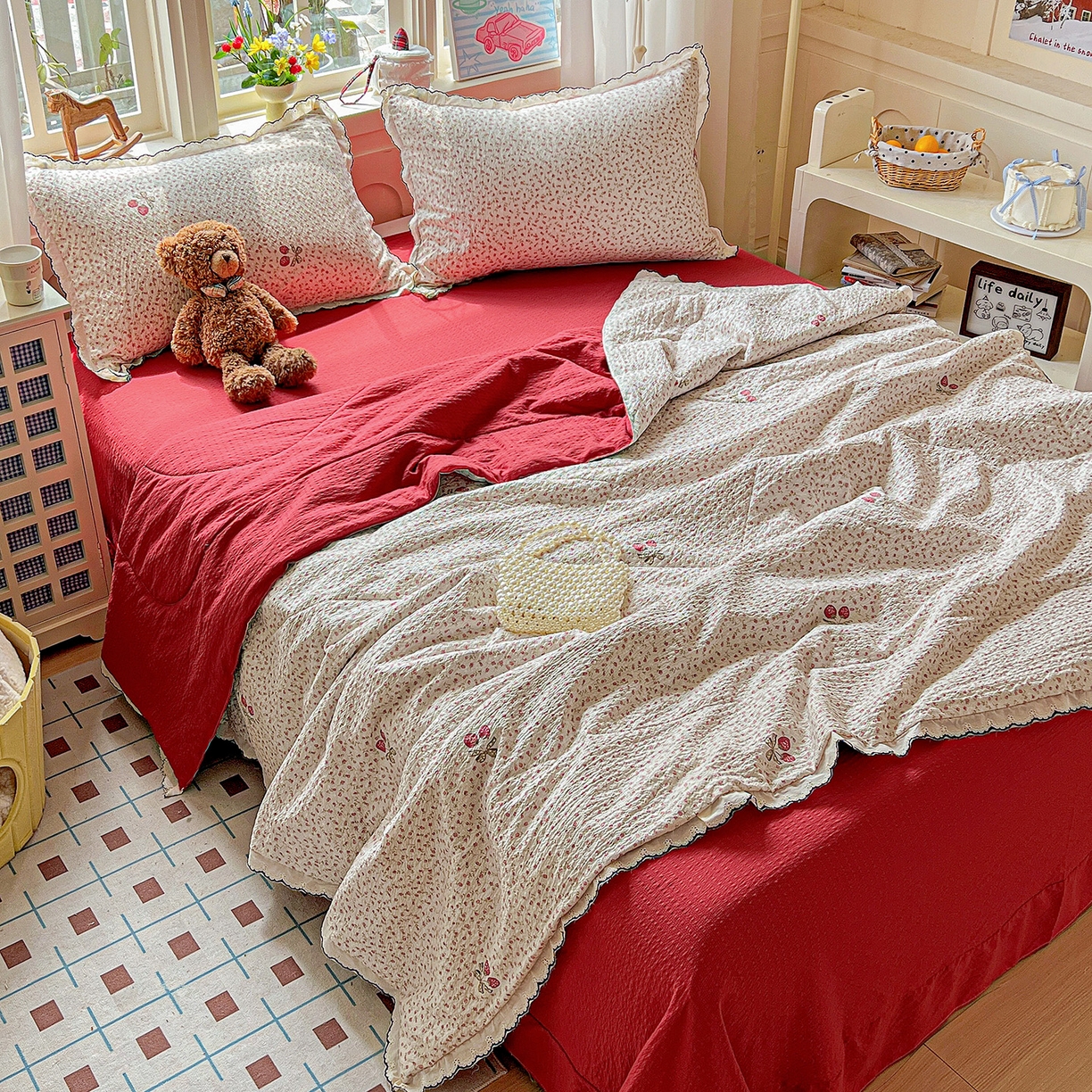 91家纺网 家纺一手货源 找家纺 梵希雅 2026新款泡芙纱纯棉蕾丝花边夏被四件套 莓系花伐