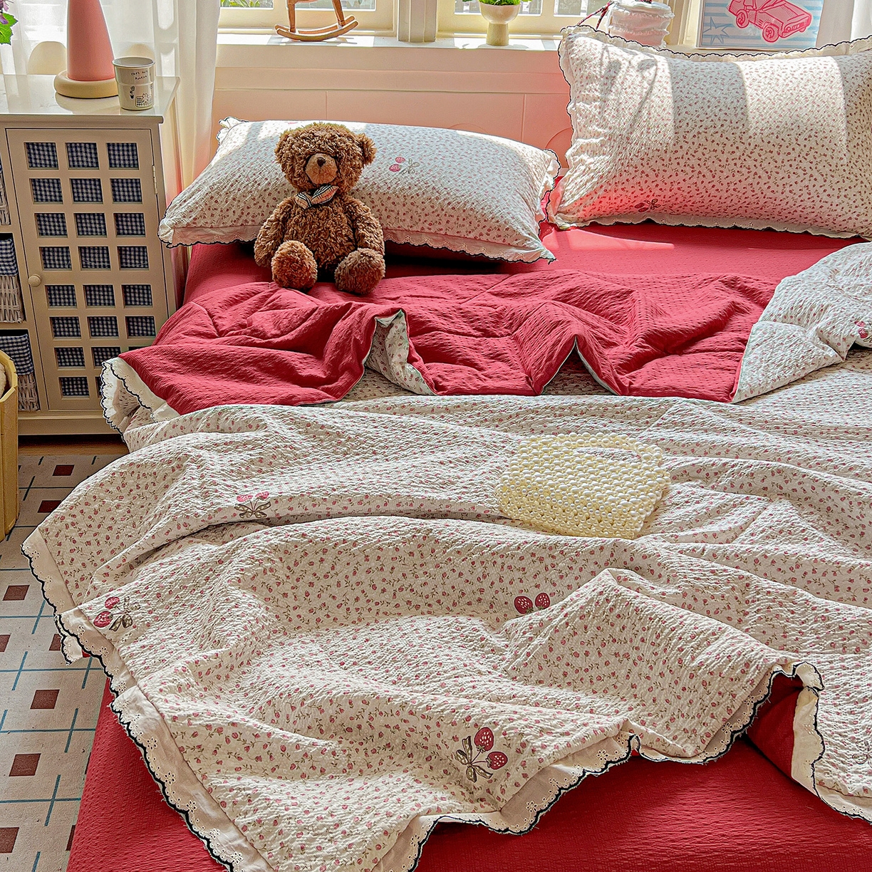 91家纺网 家纺一手货源 找家纺 梵希雅 2026新款泡芙纱纯棉蕾丝花边夏被四件套 莓系花伐