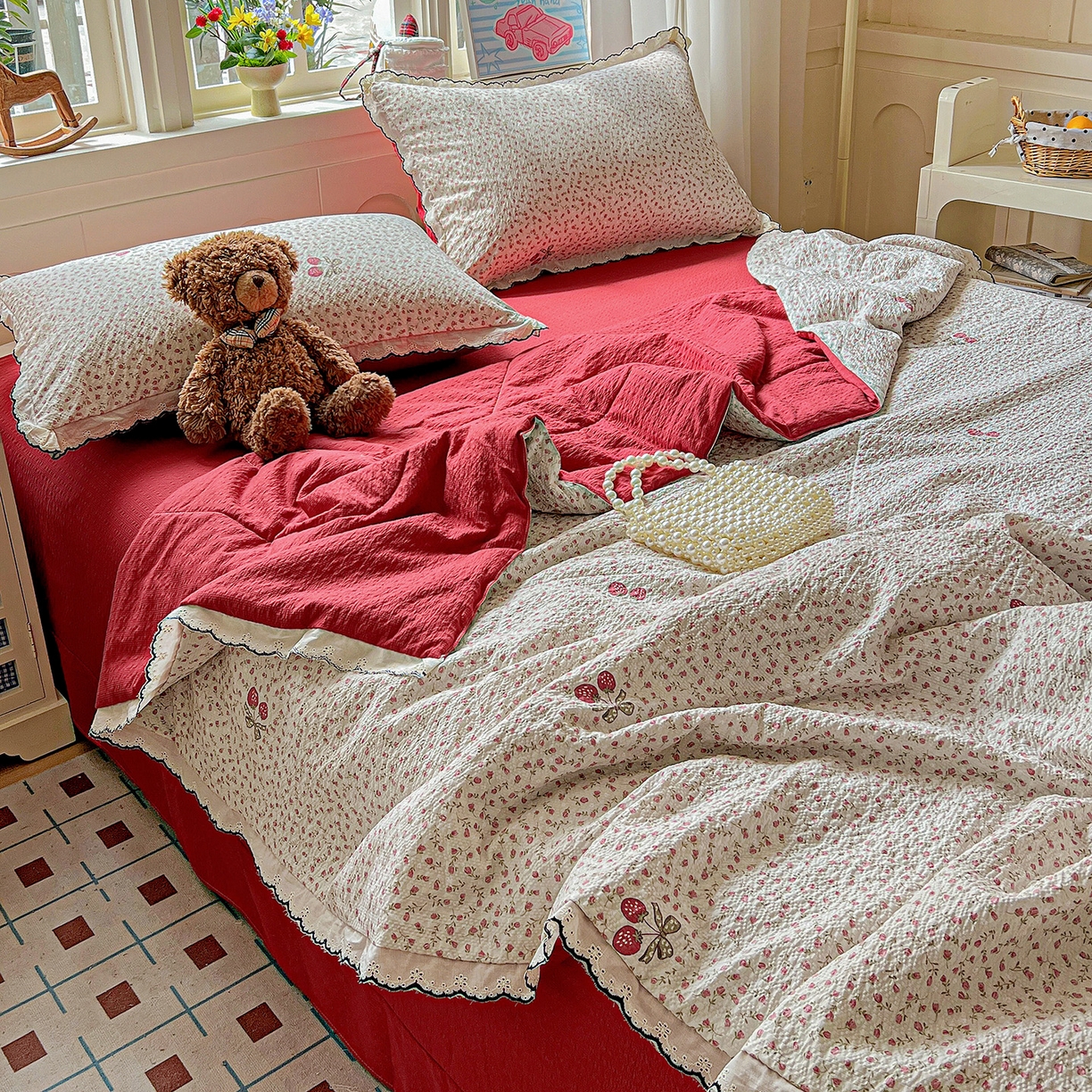 91家纺网 家纺一手货源 找家纺 梵希雅 2026新款泡芙纱纯棉蕾丝花边夏被四件套 莓系花伐