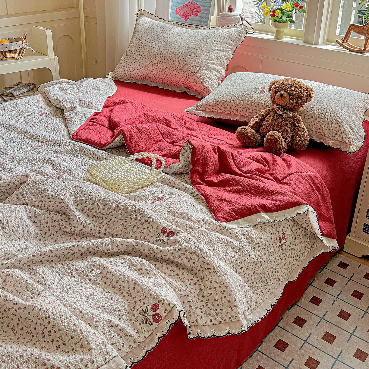 91家纺网 家纺一手货源 找家纺 梵希雅 2026新款泡芙纱纯棉蕾丝花边夏被四件套 莓系花伐