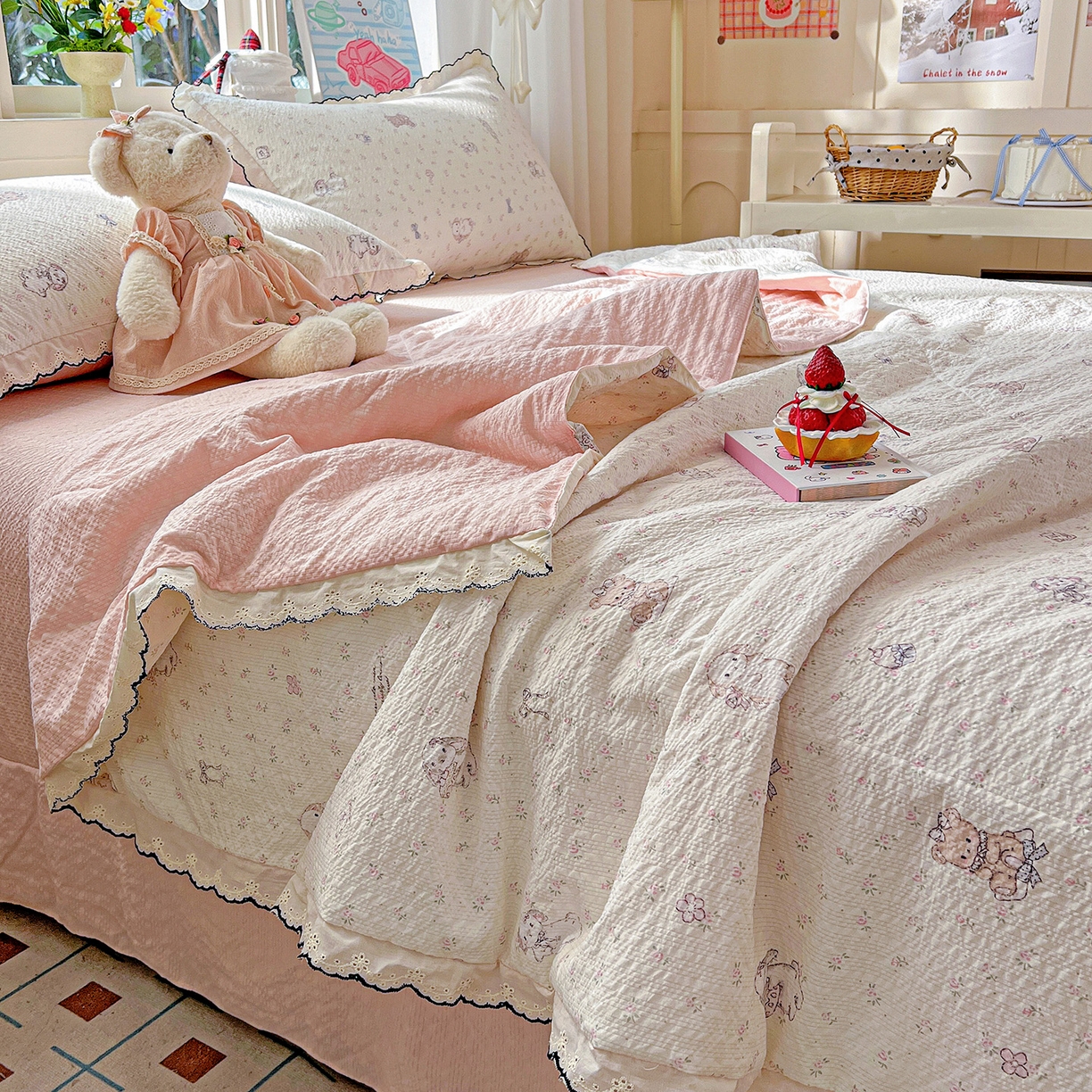 91家纺网 家纺一手货源 找家纺 梵希雅 2026新款泡芙纱纯棉蕾丝花边夏被四件套 悦悦小兔