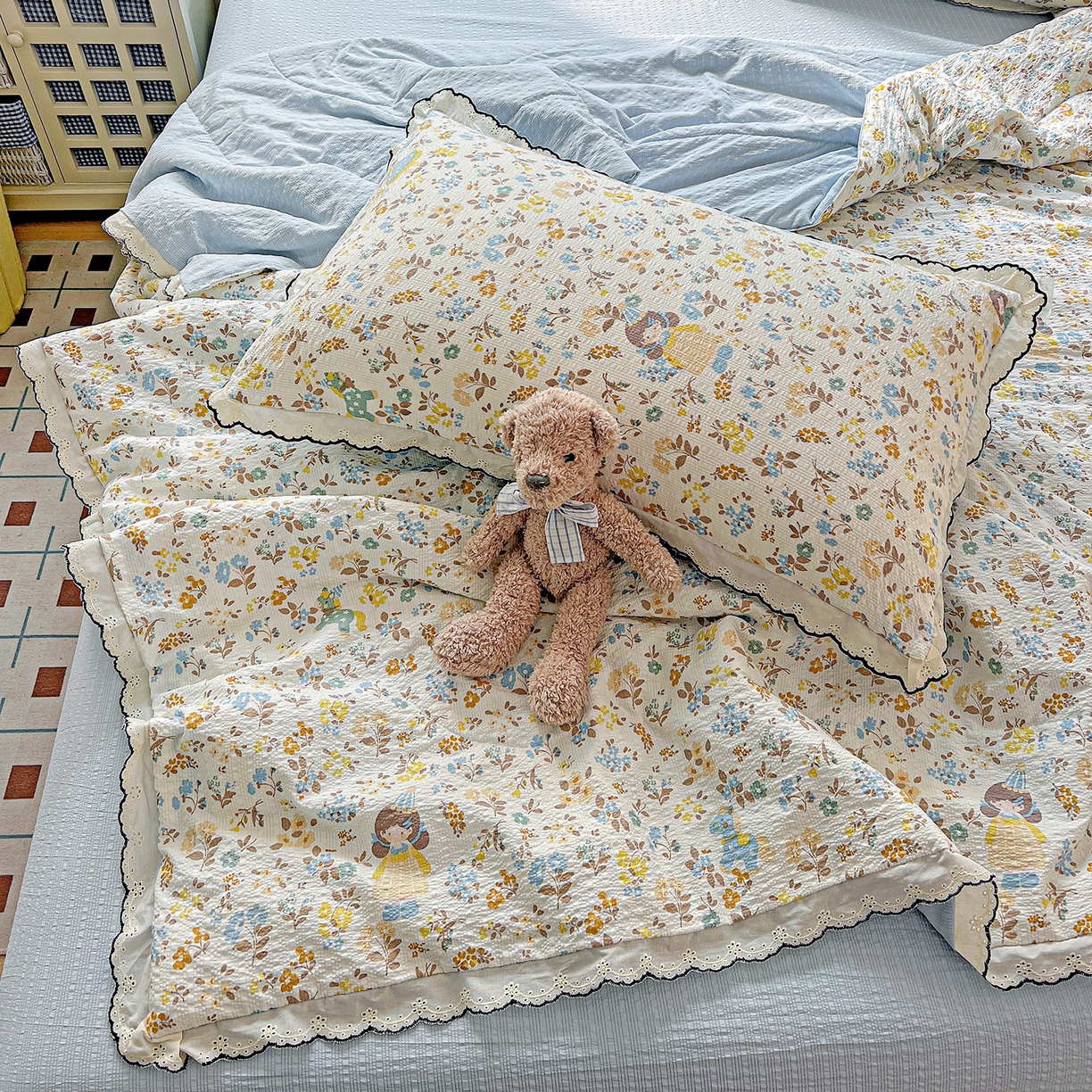 91家纺网 家纺一手货源 找家纺 梵希雅 2026新款泡芙纱纯棉蕾丝花边夏被四件套 花镜人偶