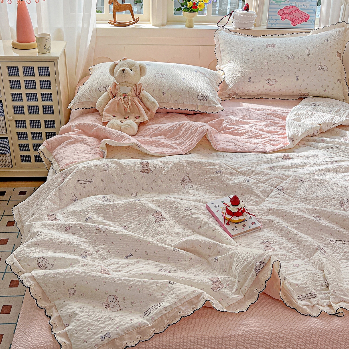 91家纺网 家纺一手货源 找家纺 梵希雅 2026新款泡芙纱纯棉蕾丝花边夏被四件套 悦悦小兔