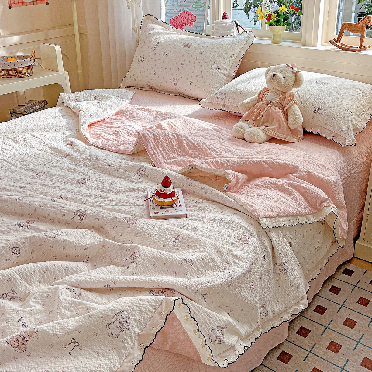 91家纺网 家纺一手货源 找家纺 梵希雅 2026新款泡芙纱纯棉蕾丝花边夏被四件套 悦悦小兔