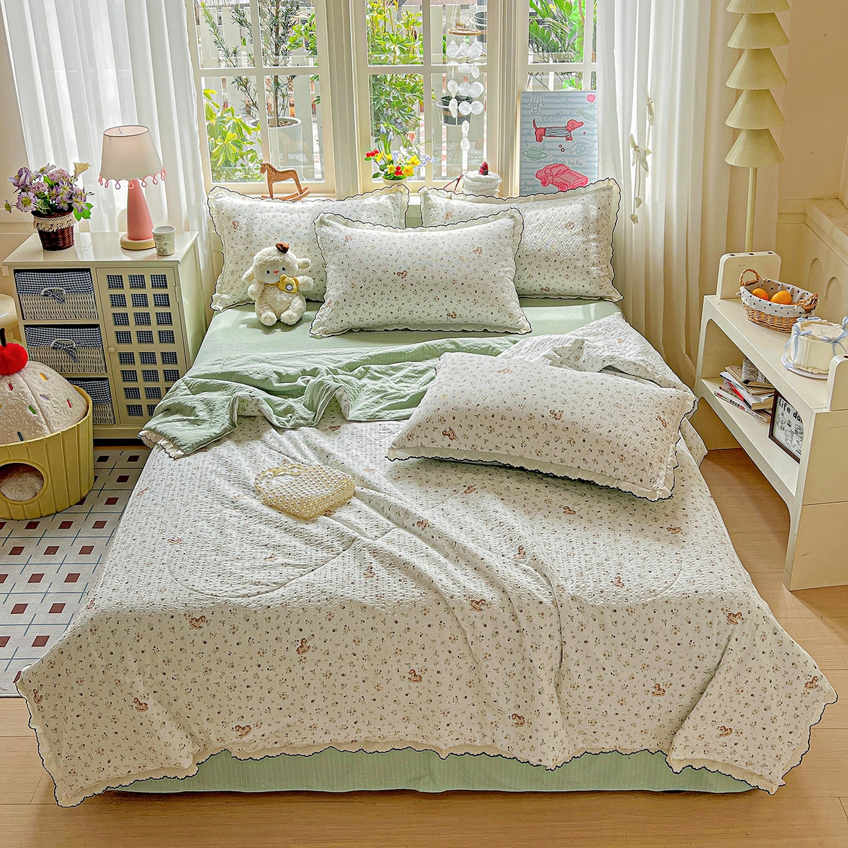 91家纺网 家纺一手货源 找家纺 梵希雅 2026新款泡芙纱纯棉蕾丝花边夏被四件套 木马小花团