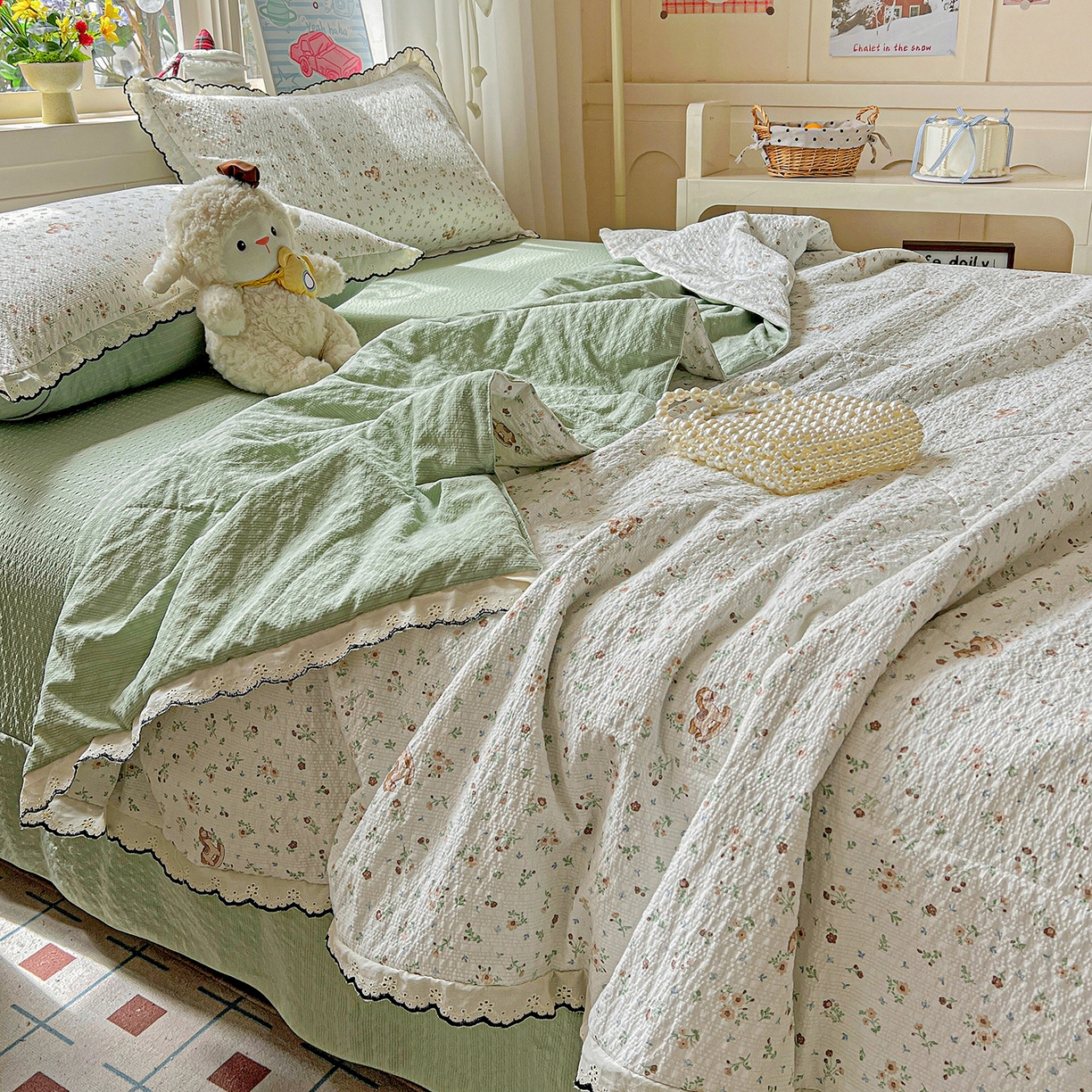 91家纺网 家纺一手货源 找家纺 梵希雅 2026新款泡芙纱纯棉蕾丝花边夏被四件套 木马小花团