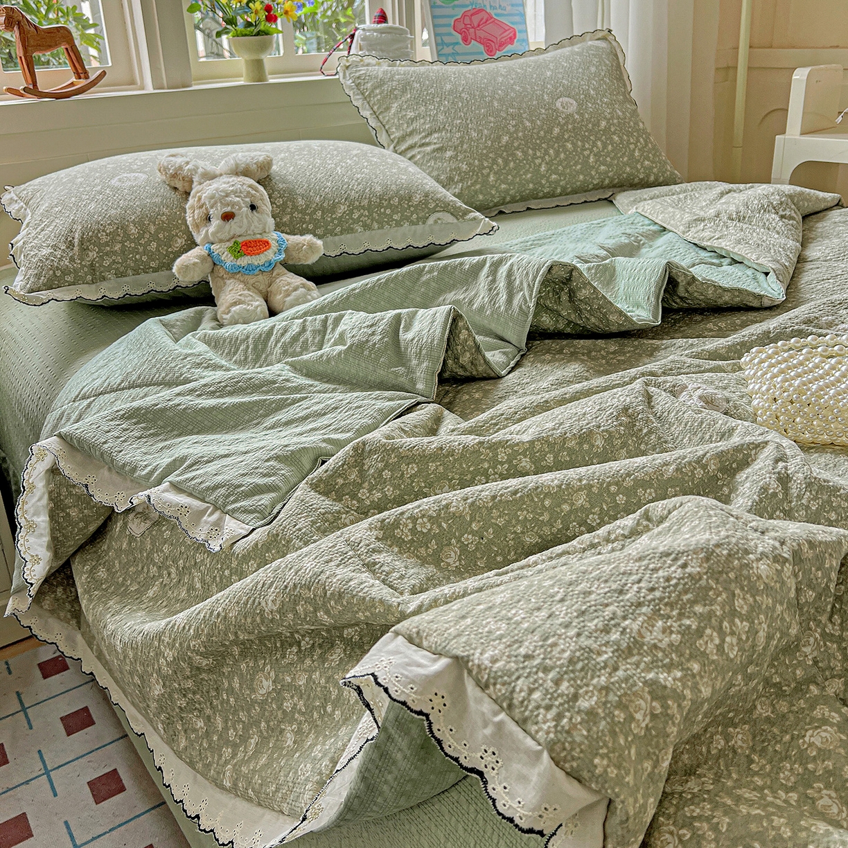 91家纺网 家纺一手货源 找家纺 梵希雅 2026新款泡芙纱纯棉蕾丝花边夏被四件套 蔷薇花