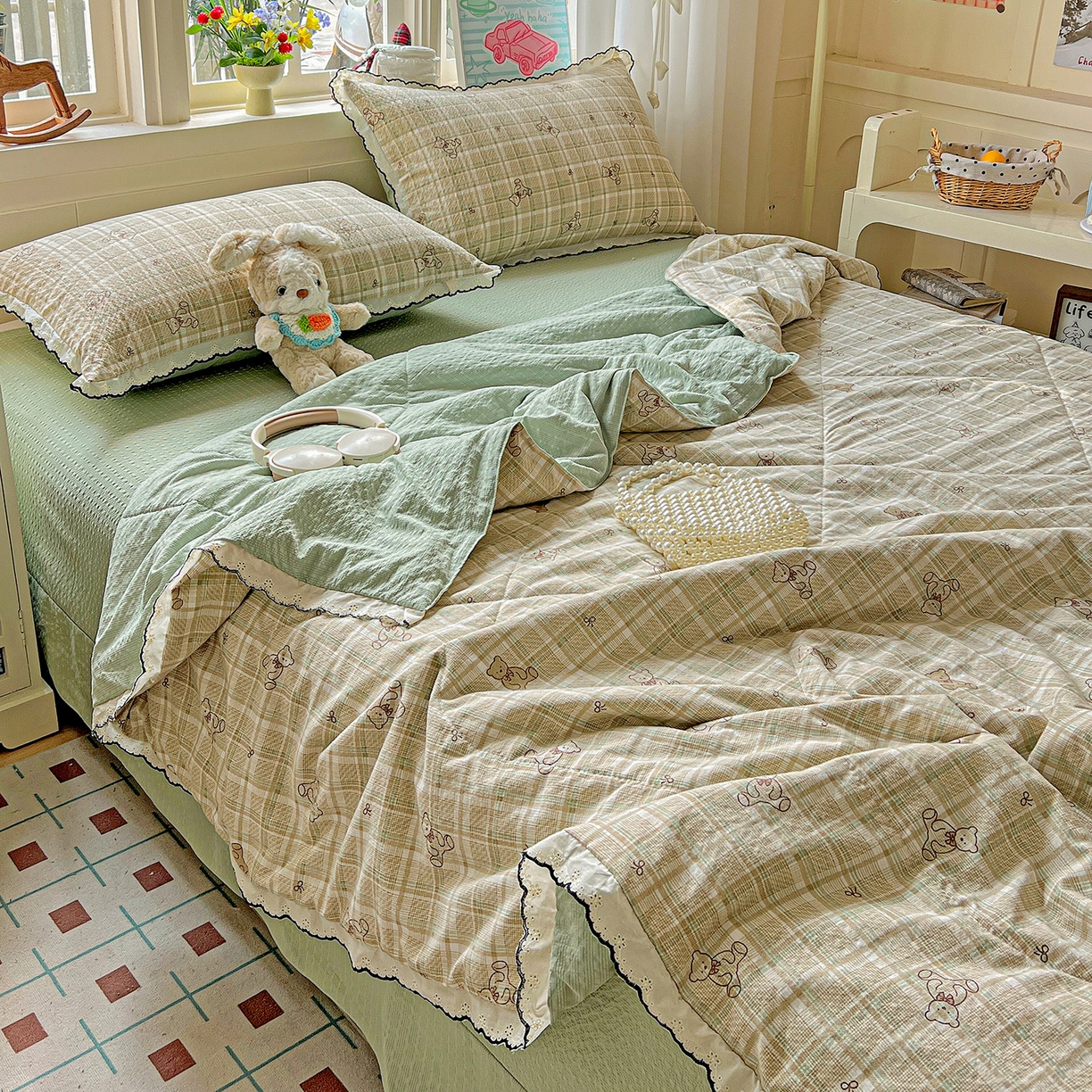 91家纺网 家纺一手货源 找家纺 梵希雅 2026新款泡芙纱纯棉蕾丝花边夏被四件套 格纹熊