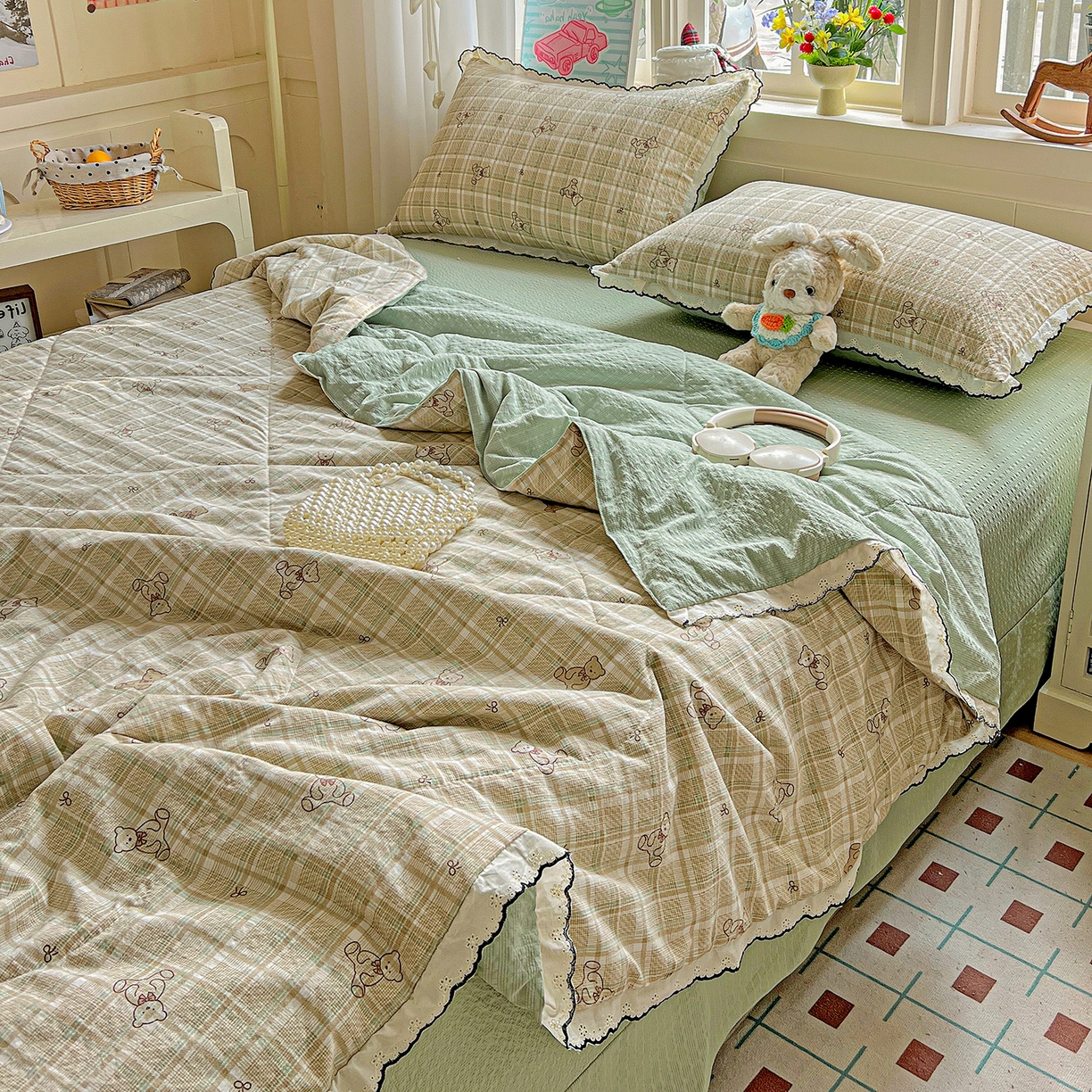 91家纺网 家纺一手货源 找家纺 梵希雅 2026新款泡芙纱纯棉蕾丝花边夏被四件套 格纹熊