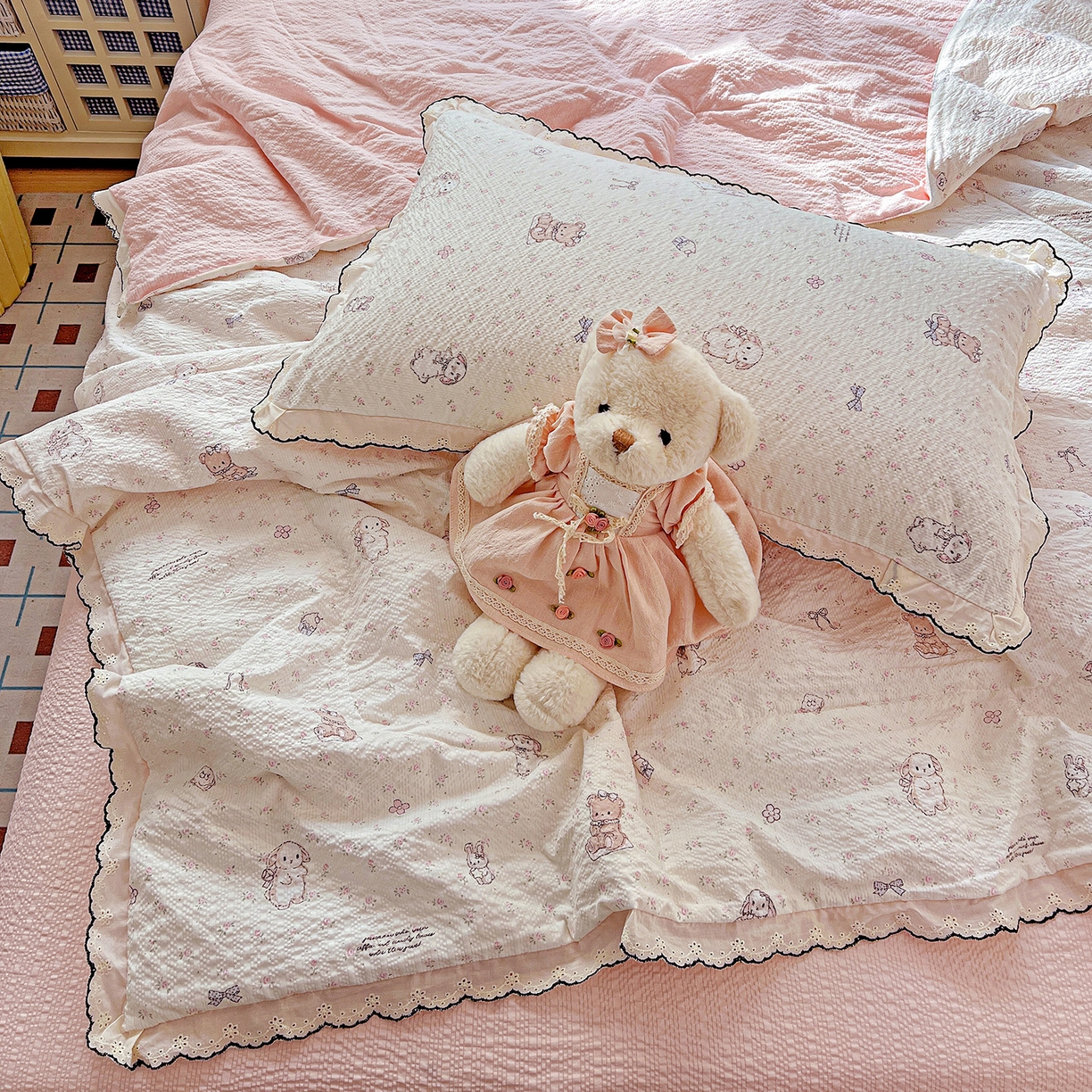 91家纺网 家纺一手货源 找家纺 梵希雅 2026新款泡芙纱纯棉蕾丝花边夏被四件套 悦悦小兔