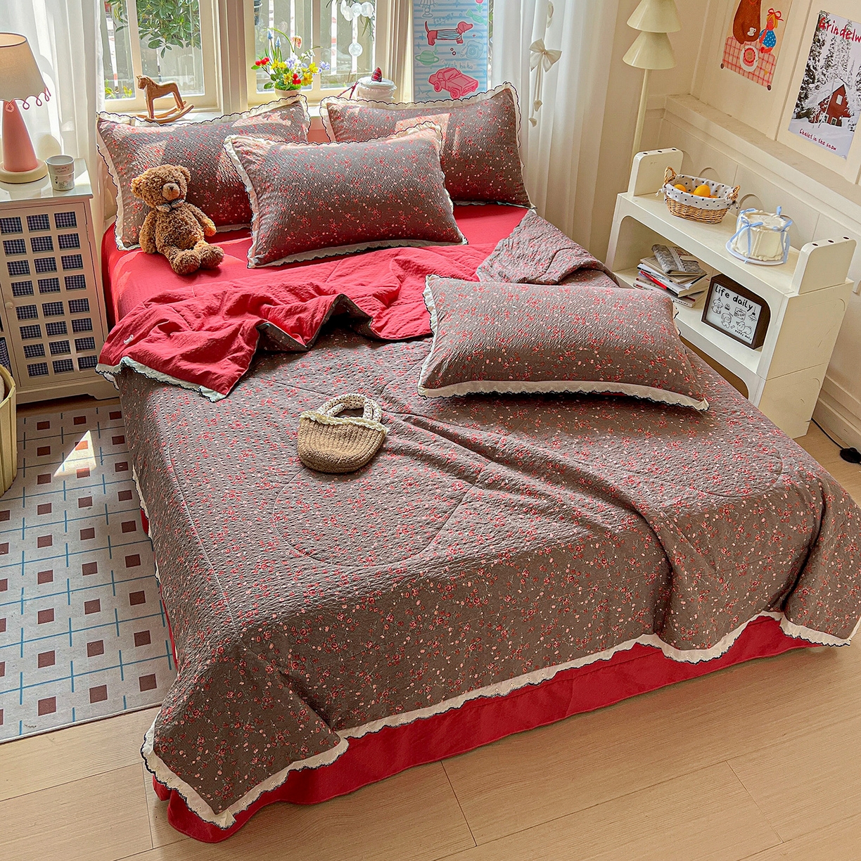 91家纺网 家纺一手货源 找家纺 梵希雅 2026新款泡芙纱纯棉蕾丝花边夏被四件套 胭脂