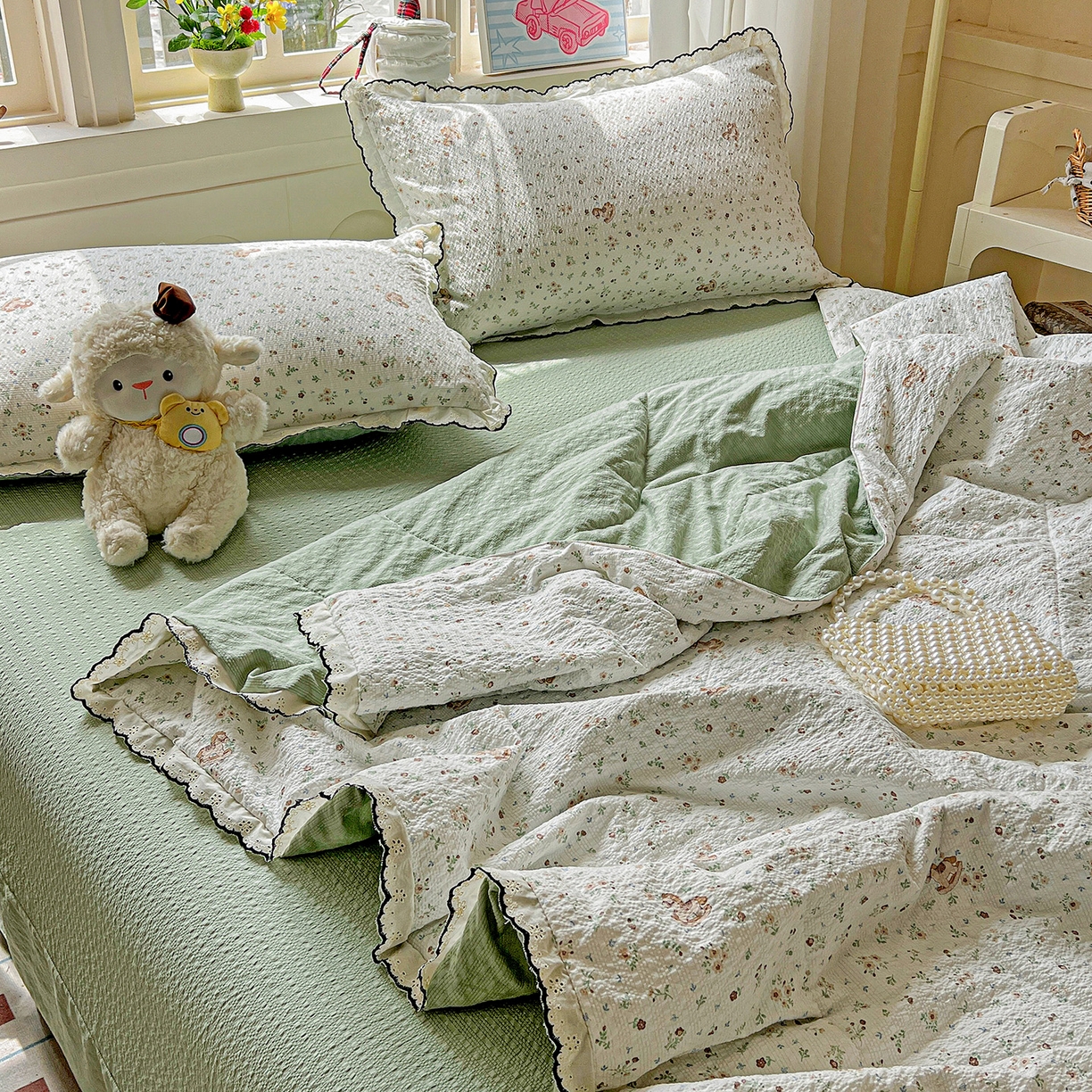 91家纺网 家纺一手货源 找家纺 梵希雅 2026新款泡芙纱纯棉蕾丝花边夏被四件套 木马小花团