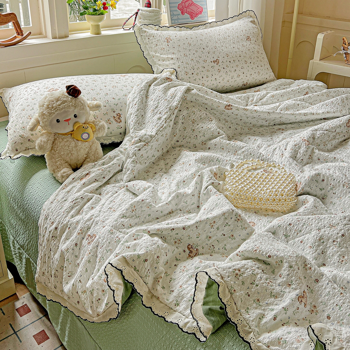 91家纺网 家纺一手货源 找家纺 梵希雅 2026新款泡芙纱纯棉蕾丝花边夏被四件套 木马小花团