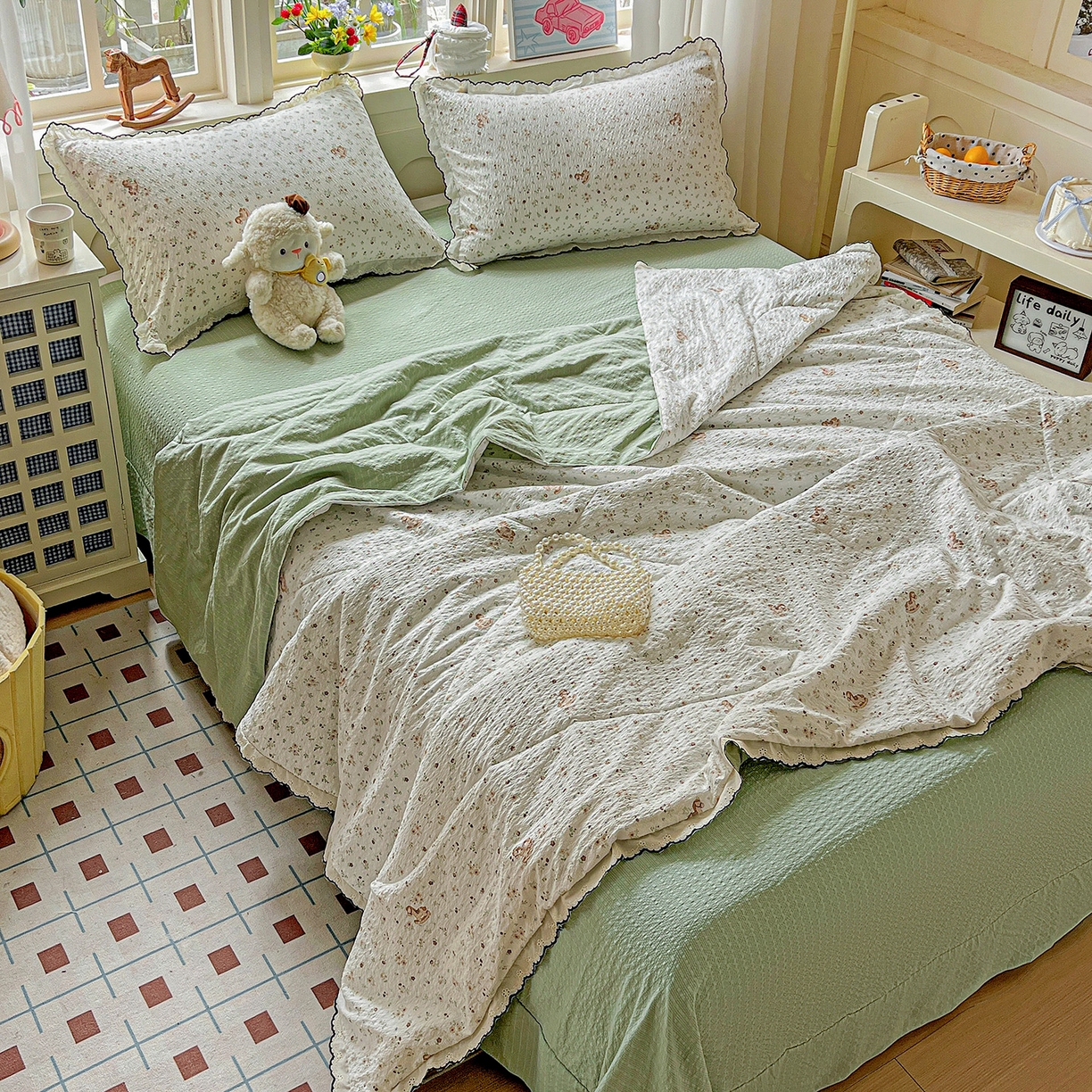 91家纺网 家纺一手货源 找家纺 梵希雅 2026新款泡芙纱纯棉蕾丝花边夏被四件套 木马小花团