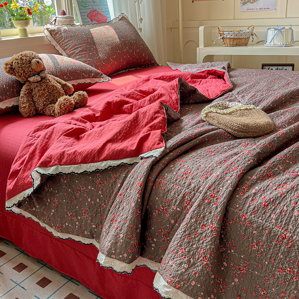 91家纺网 家纺一手货源 找家纺 梵希雅 2026新款泡芙纱纯棉蕾丝花边夏被四件套 胭脂