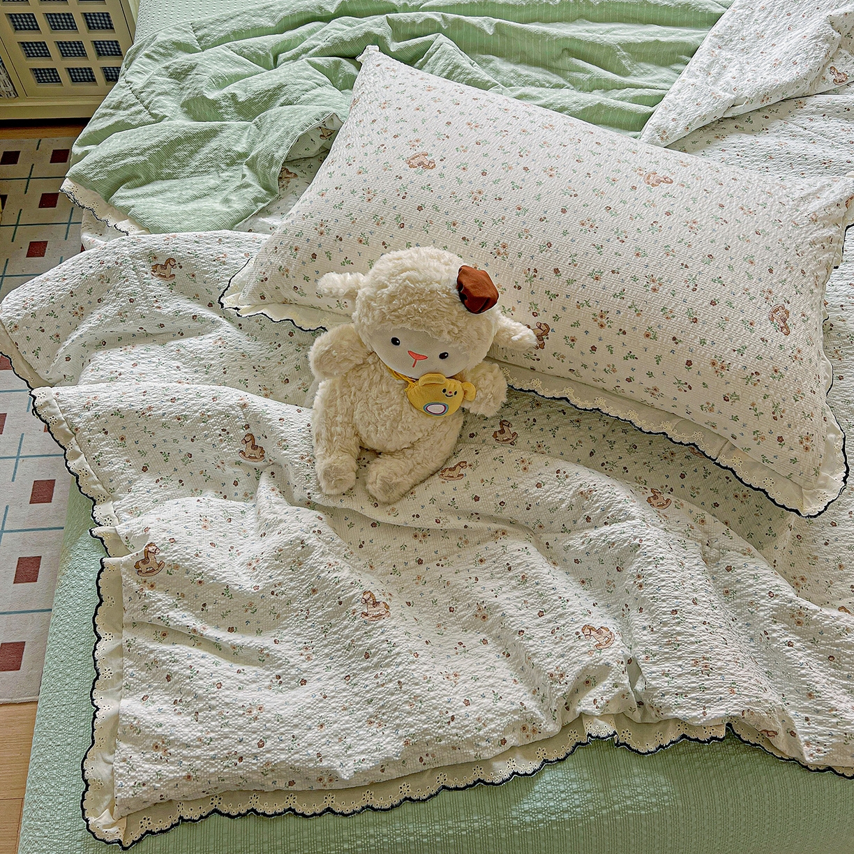 91家纺网 家纺一手货源 找家纺 梵希雅 2026新款泡芙纱纯棉蕾丝花边夏被四件套 木马小花团