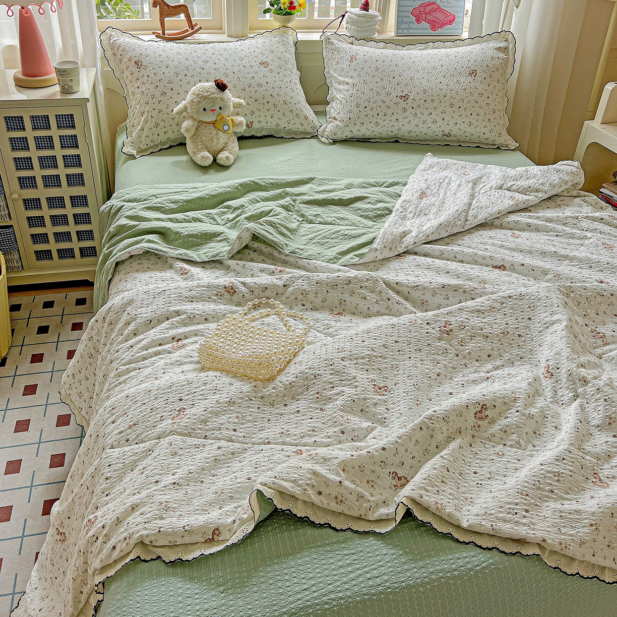 91家纺网 家纺一手货源 找家纺 梵希雅 2026新款泡芙纱纯棉蕾丝花边夏被四件套 木马小花团