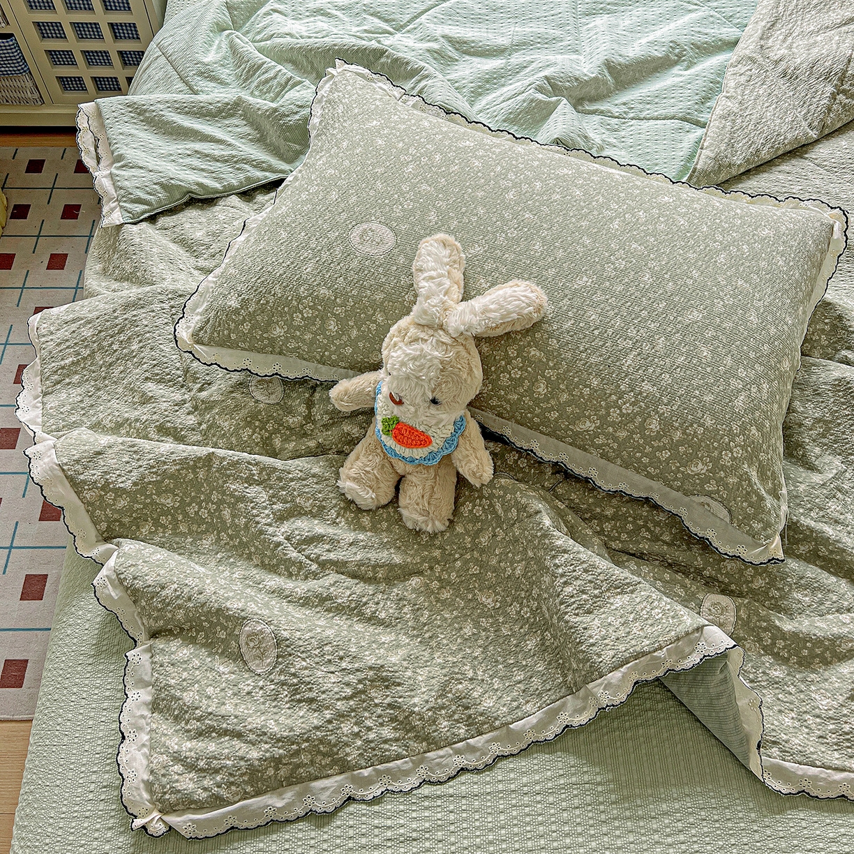 91家纺网 家纺一手货源 找家纺 梵希雅 2026新款泡芙纱纯棉蕾丝花边夏被四件套 蔷薇花