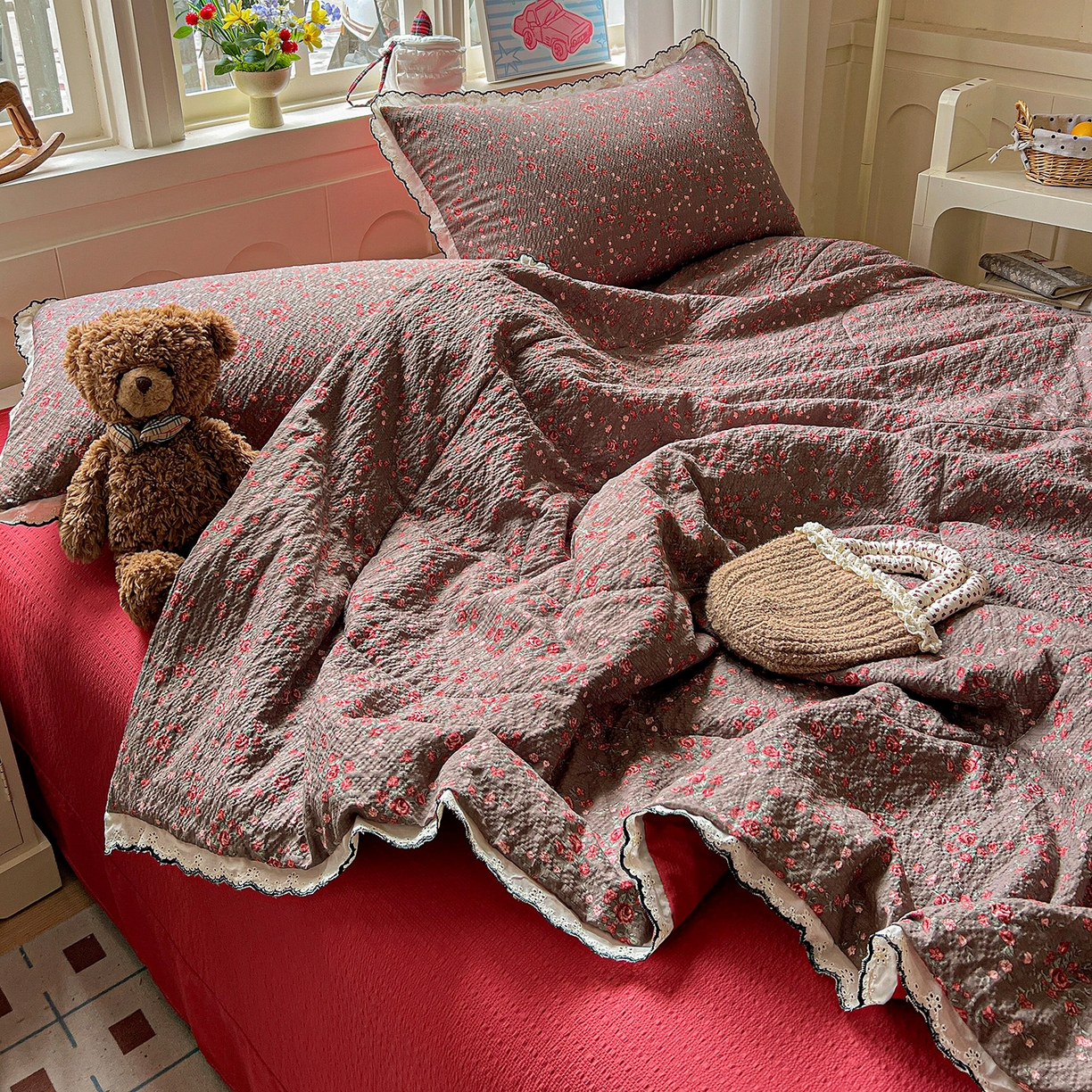 91家纺网 家纺一手货源 找家纺 梵希雅 2026新款泡芙纱纯棉蕾丝花边夏被四件套 胭脂