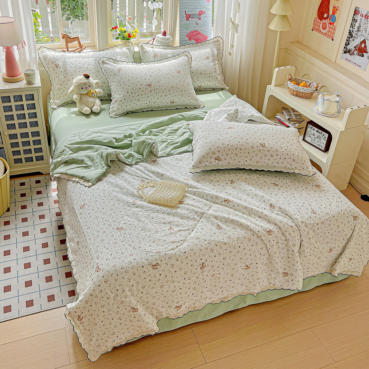 91家纺网 家纺一手货源 找家纺 梵希雅 2026新款泡芙纱纯棉蕾丝花边夏被四件套 木马小花团