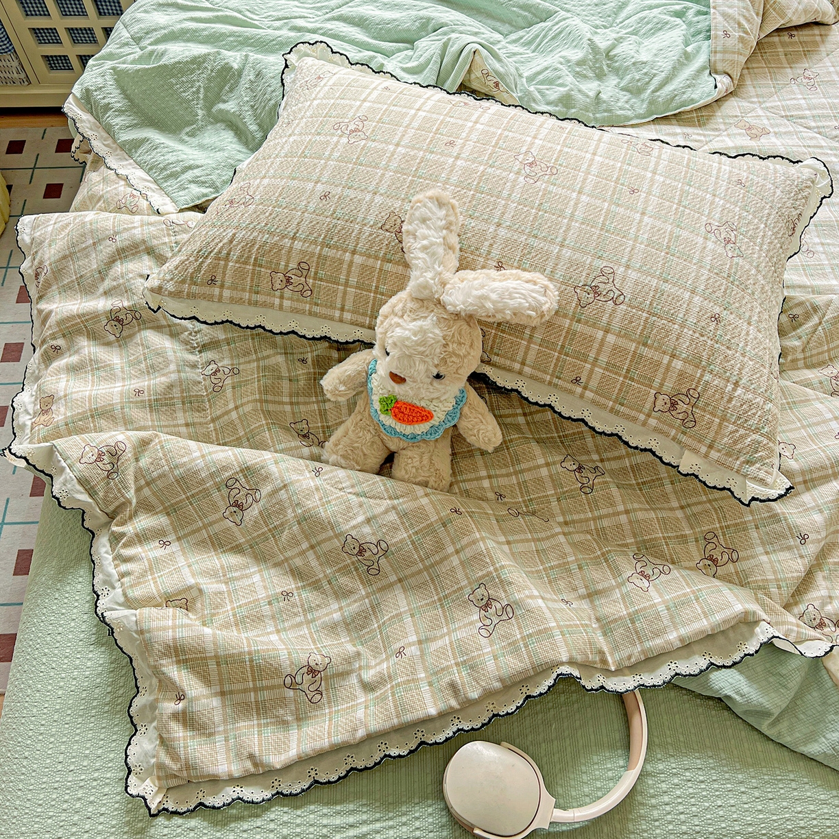 91家纺网 家纺一手货源 找家纺 梵希雅 2026新款泡芙纱纯棉蕾丝花边夏被四件套 格纹熊