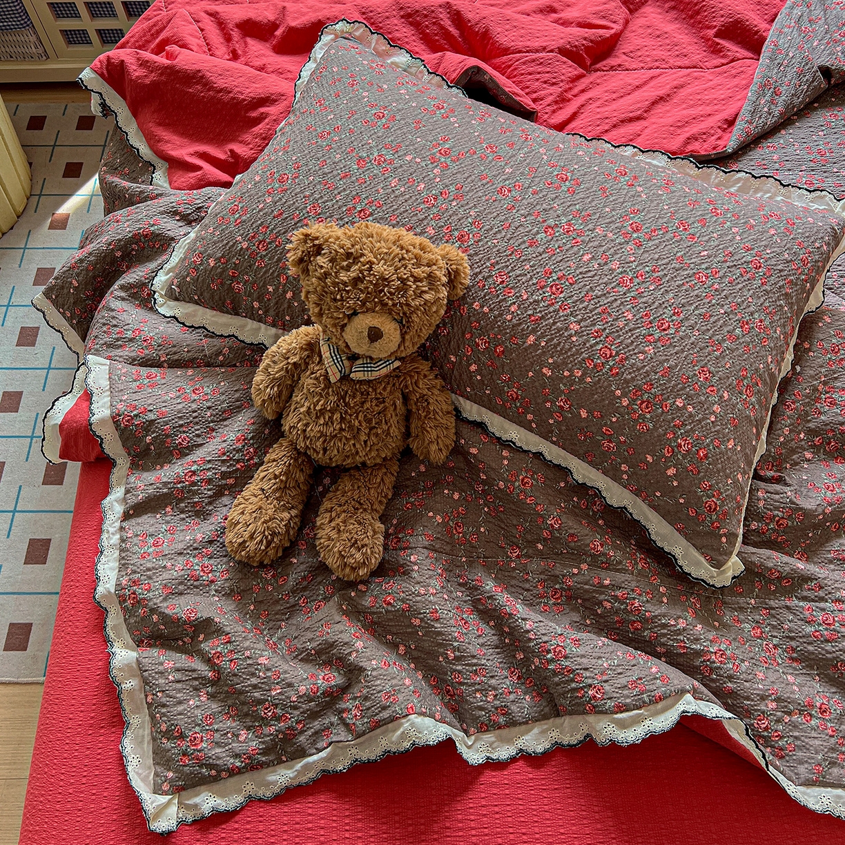 91家纺网 家纺一手货源 找家纺 梵希雅 2026新款泡芙纱纯棉蕾丝花边夏被四件套 胭脂