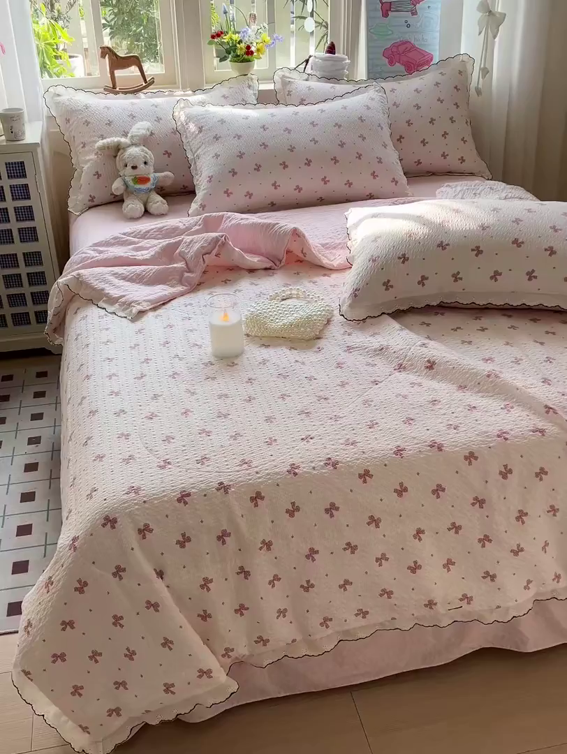 91家纺网 家纺一手货源 找家纺 梵希雅 2026新款泡芙纱纯棉蕾丝花边夏被四件套 若梦