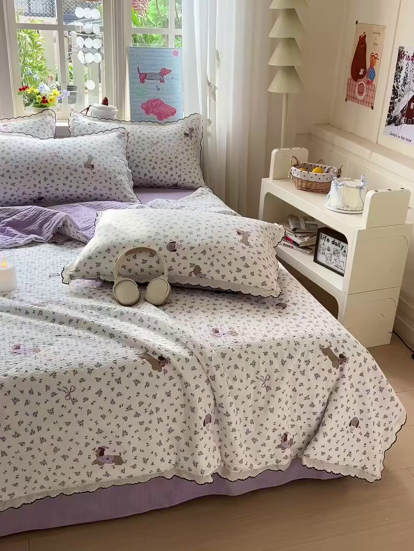 91家纺网 家纺一手货源 找家纺 梵希雅 2026新款泡芙纱纯棉蕾丝花边夏被四件套 片刻小狗