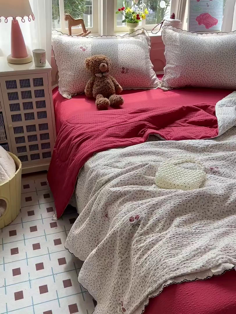 91家纺网 家纺一手货源 找家纺 梵希雅 2026新款泡芙纱纯棉蕾丝花边夏被四件套 莓系花伐