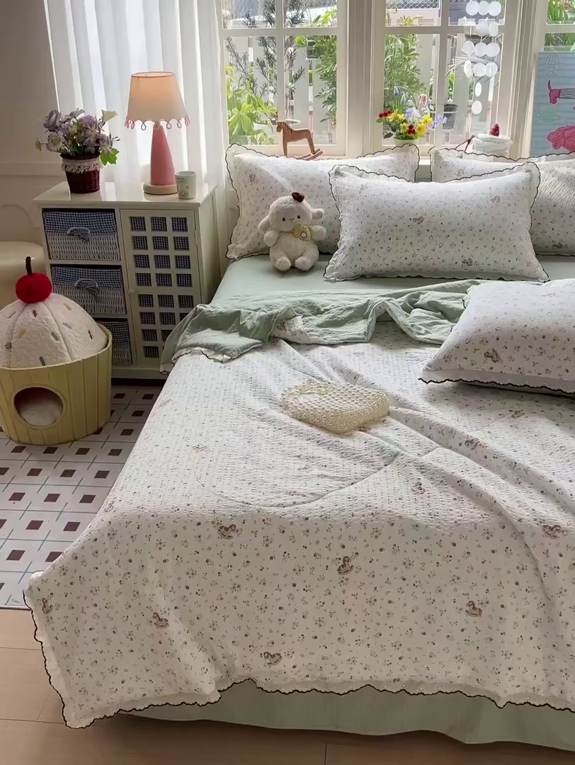 91家纺网 家纺一手货源 找家纺 梵希雅 2026新款泡芙纱纯棉蕾丝花边夏被四件套 木马小花团