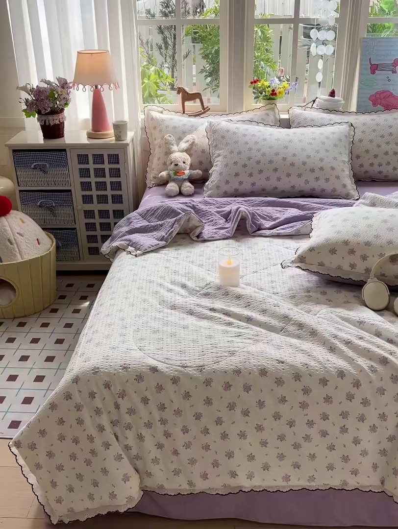 91家纺网 家纺一手货源 找家纺 梵希雅 2026新款泡芙纱纯棉蕾丝花边夏被四件套 芋泥花束