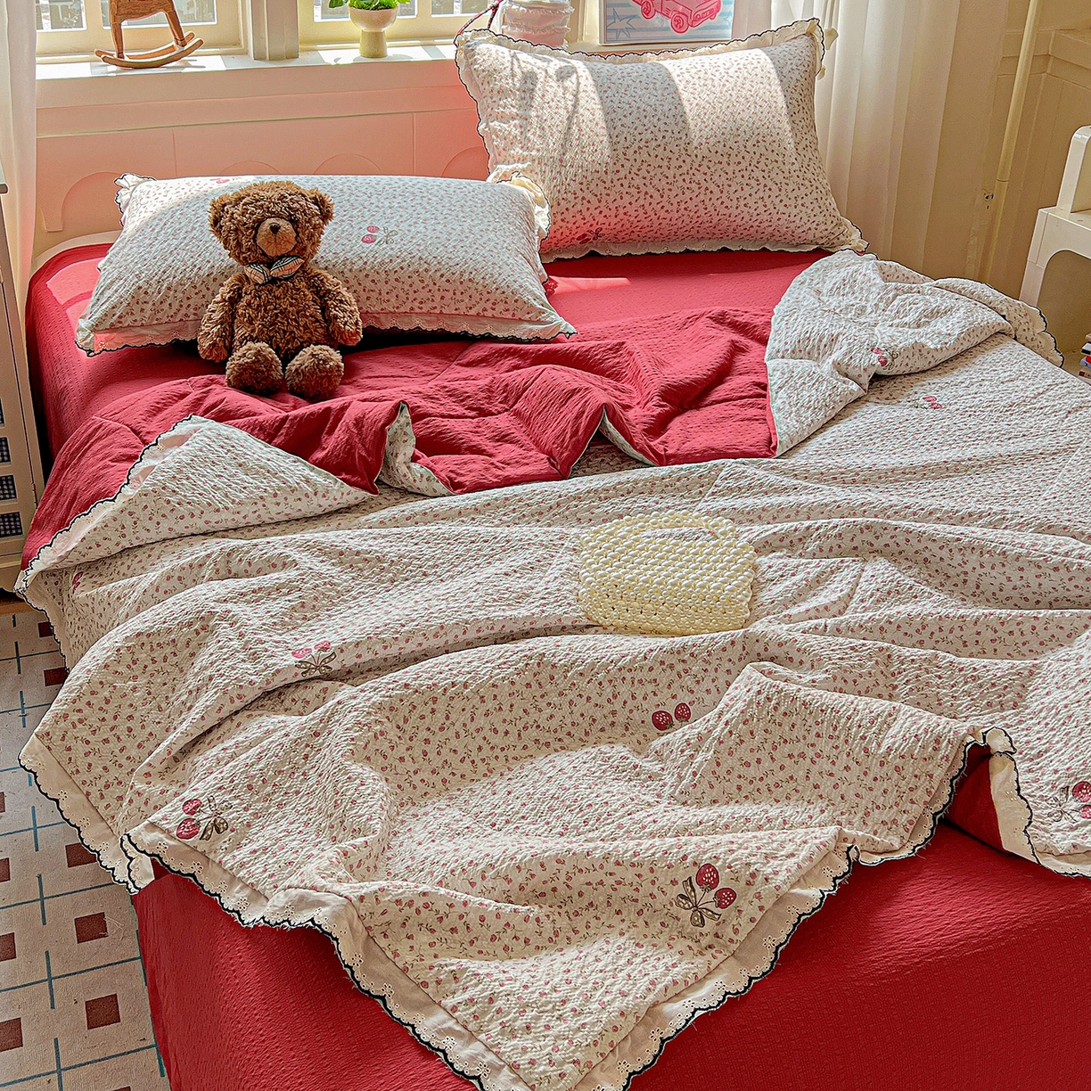 91家纺网 家纺一手货源 找家纺 梵希雅 2026新款泡芙纱纯棉蕾丝花边夏被四件套 莓系花伐,莓系花伐