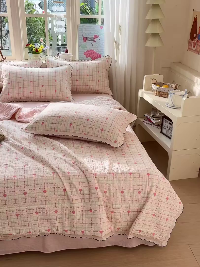 91家纺网 家纺一手货源 找家纺 梵希雅 2026新款泡芙纱纯棉蕾丝花边夏被四件套 格格心