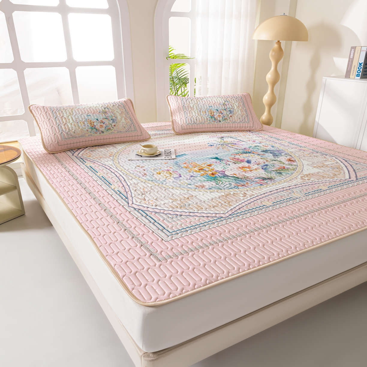 91家纺网 家纺一手货源 找家纺 美丽折2026新品6mm厚天然乳胶凉席三件套 大版印花卡通乳胶凉席平铺款 流光溢彩粉