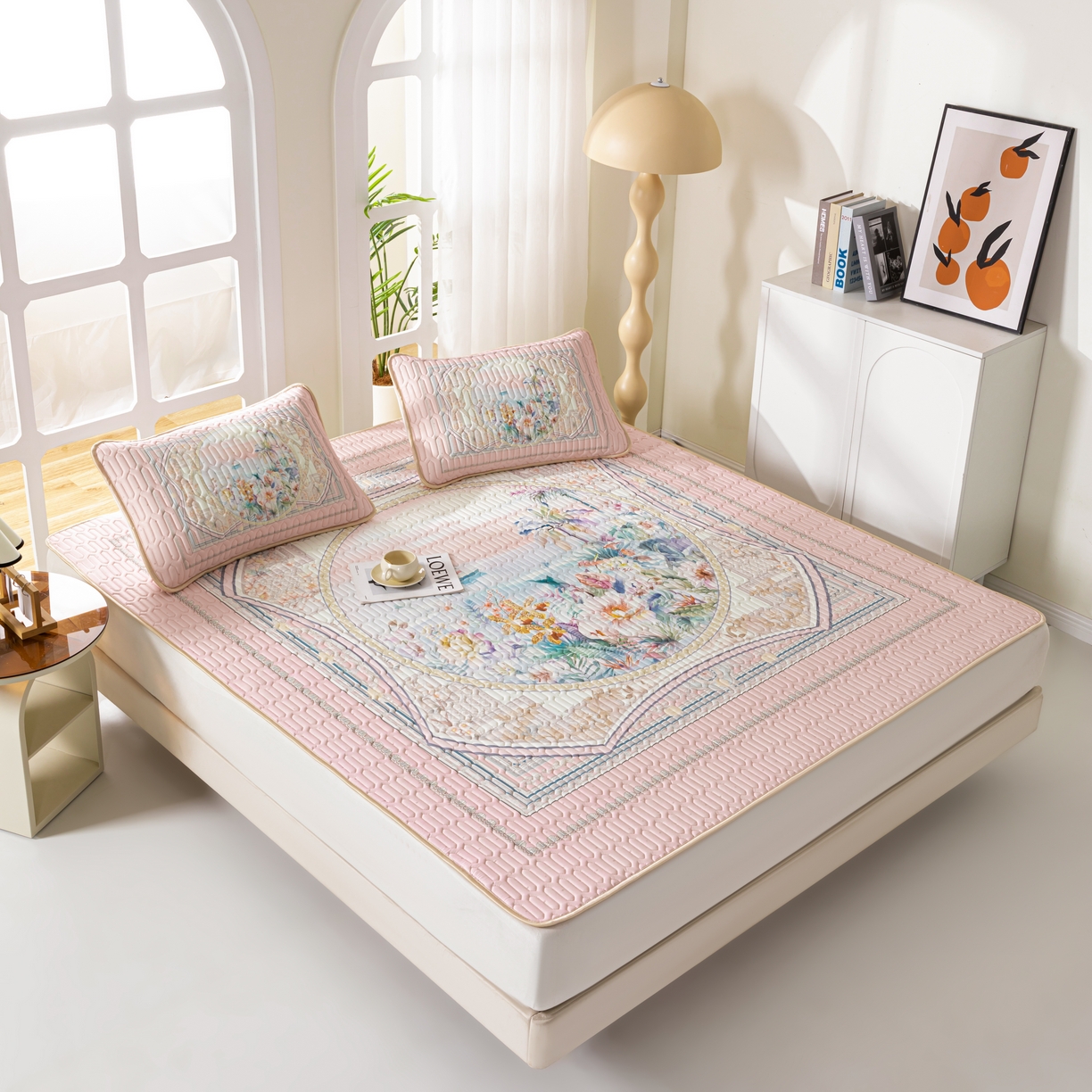 91家纺网 家纺一手货源 找家纺 美丽折2026新品6mm厚天然乳胶凉席三件套 大版印花卡通乳胶凉席平铺款 流光溢彩粉