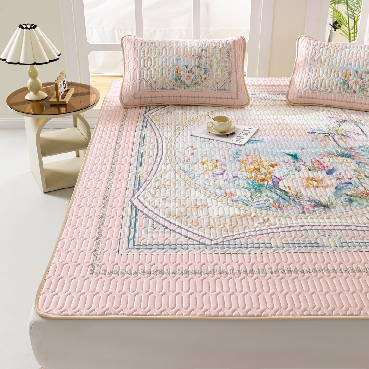 91家纺网 家纺一手货源 找家纺 美丽折2026新品6mm厚天然乳胶凉席三件套 大版印花卡通乳胶凉席平铺款 流光溢彩粉