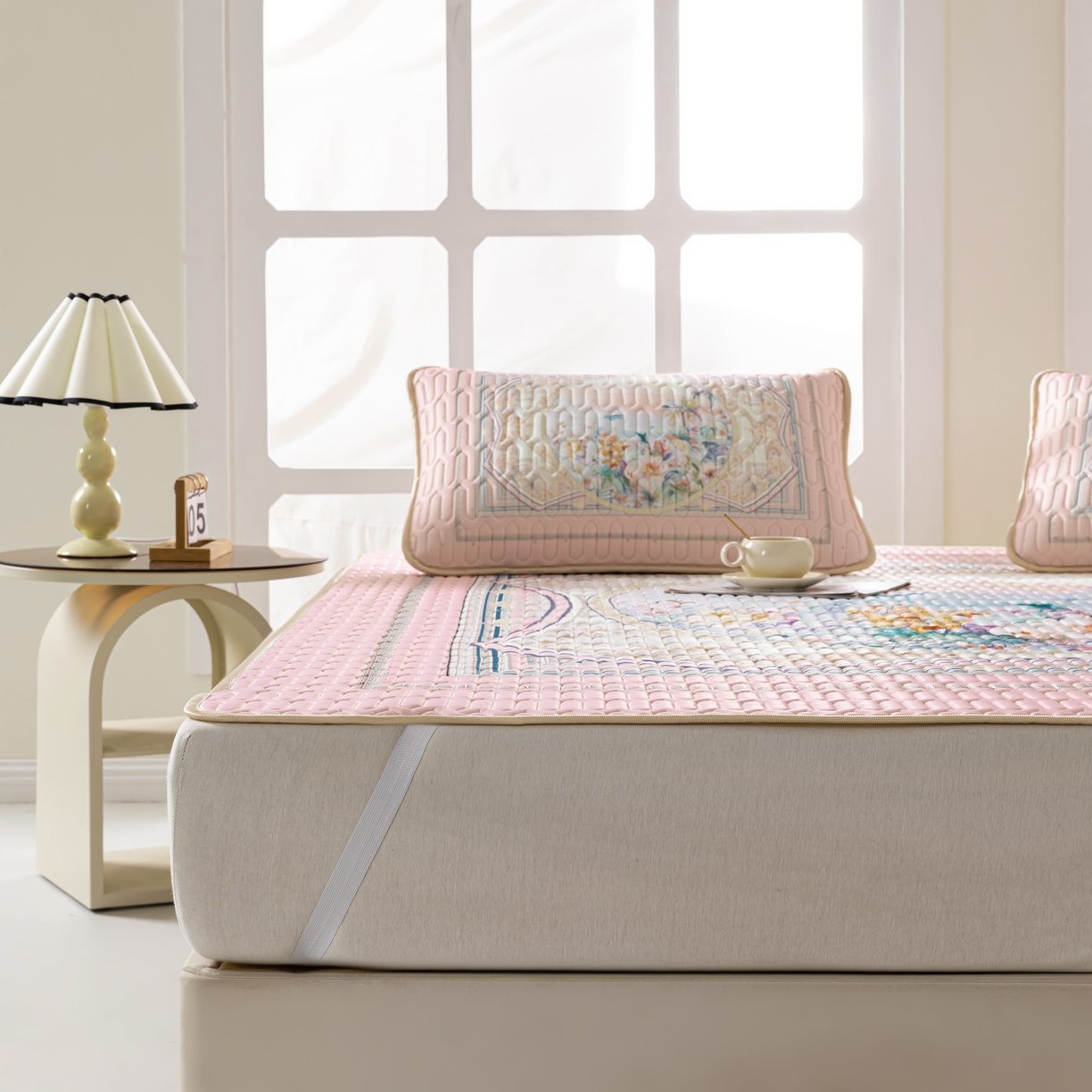 91家纺网 家纺一手货源 找家纺 美丽折2026新品6mm厚天然乳胶凉席三件套 大版印花卡通乳胶凉席平铺款 流光溢彩粉