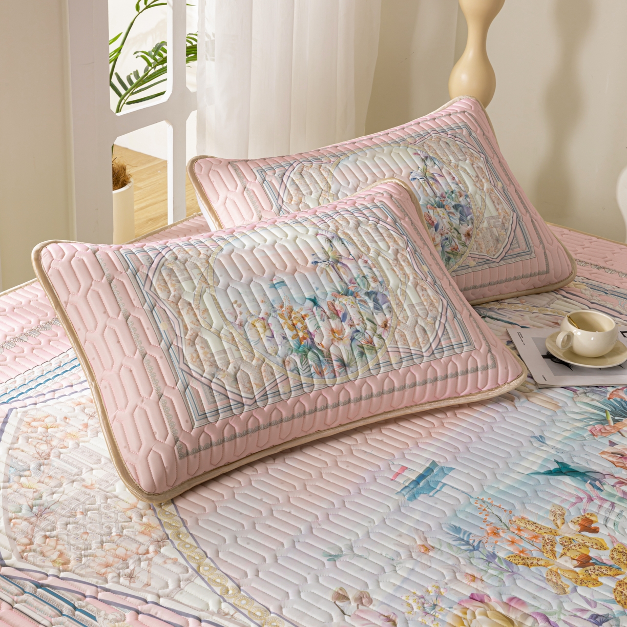 91家纺网 家纺一手货源 找家纺 美丽折2026新品6mm厚天然乳胶凉席三件套 大版印花卡通乳胶凉席平铺款 流光溢彩粉