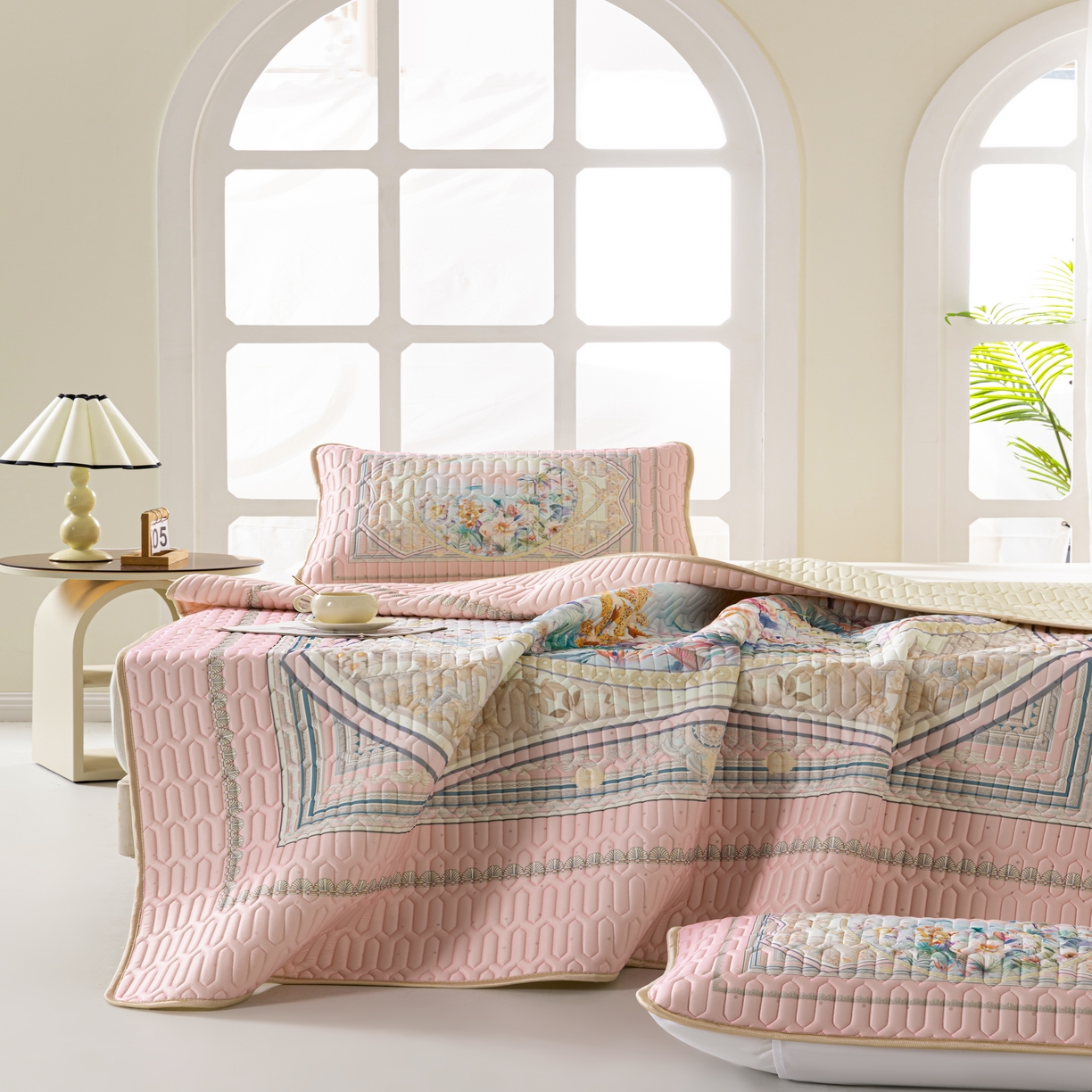 91家纺网 家纺一手货源 找家纺 美丽折2026新品6mm厚天然乳胶凉席三件套 大版印花卡通乳胶凉席平铺款 流光溢彩粉