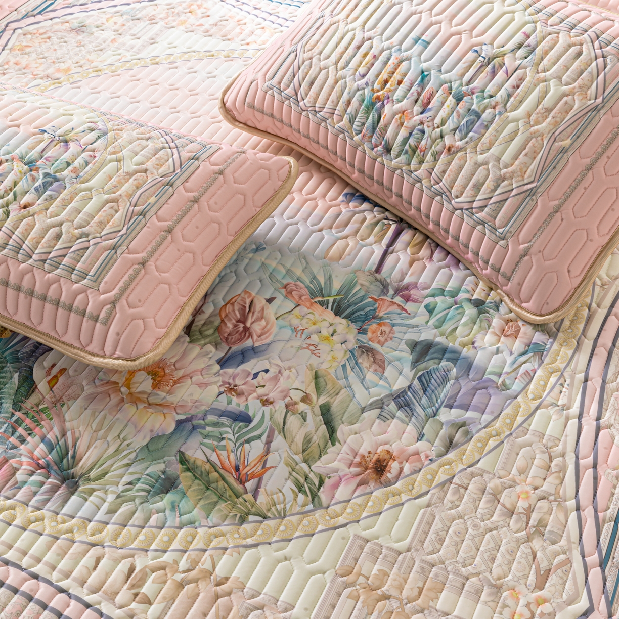 91家纺网 家纺一手货源 找家纺 美丽折2026新品6mm厚天然乳胶凉席三件套 大版印花卡通乳胶凉席平铺款 流光溢彩粉