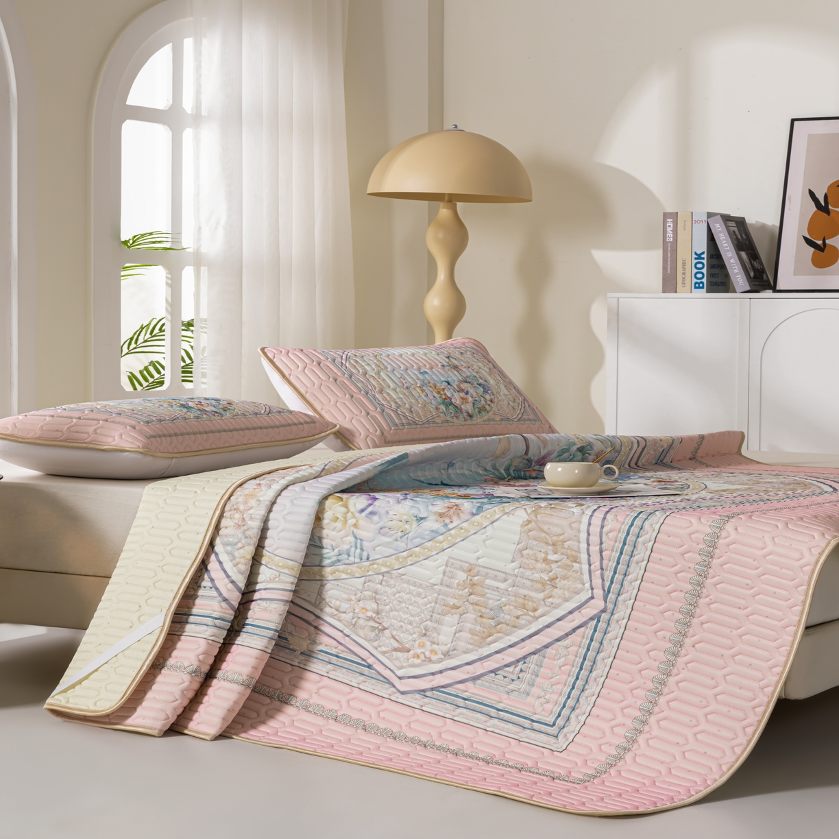 91家纺网 家纺一手货源 找家纺 美丽折2026新品6mm厚天然乳胶凉席三件套 大版印花卡通乳胶凉席平铺款 流光溢彩粉