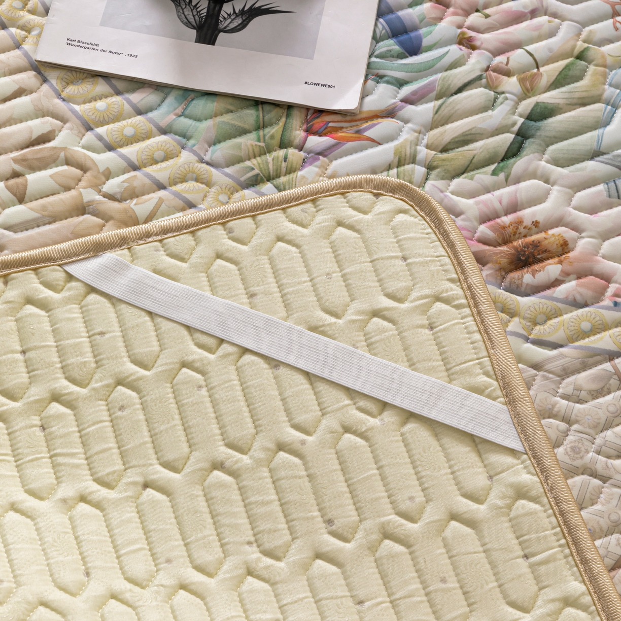 91家纺网 家纺一手货源 找家纺 美丽折2026新品6mm厚天然乳胶凉席三件套 大版印花卡通乳胶凉席平铺款 流光溢彩粉