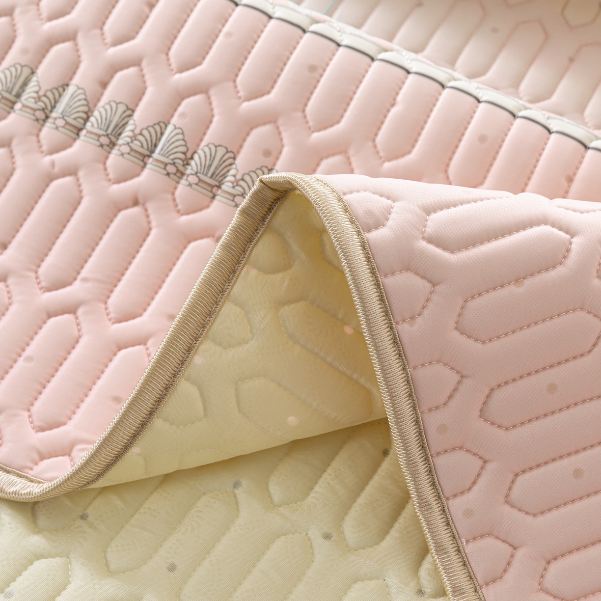 91家纺网 家纺一手货源 找家纺 美丽折2026新品6mm厚天然乳胶凉席三件套 大版印花卡通乳胶凉席平铺款 流光溢彩粉