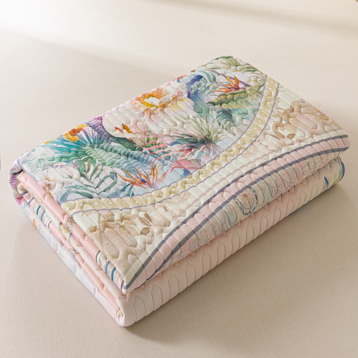 91家纺网 家纺一手货源 找家纺 美丽折2026新品6mm厚天然乳胶凉席三件套 大版印花卡通乳胶凉席平铺款 流光溢彩粉