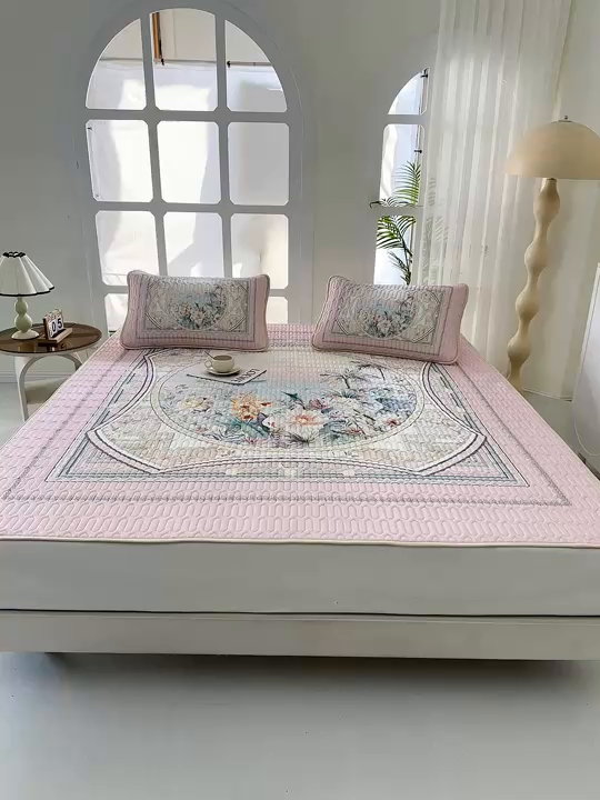 91家纺网 家纺一手货源 找家纺 美丽折2026新品6mm厚天然乳胶凉席三件套 大版印花卡通乳胶凉席平铺款 流光溢彩粉