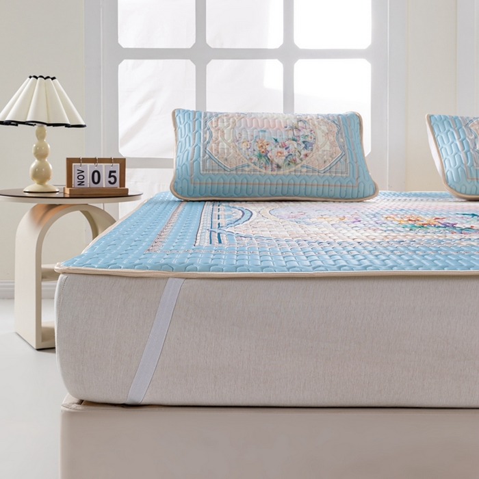 91家纺网 家纺一手货源 找家纺 美丽折2026新品6mm厚天然乳胶凉席三件套 大版印花卡通乳胶凉席平铺款 流光溢彩蓝